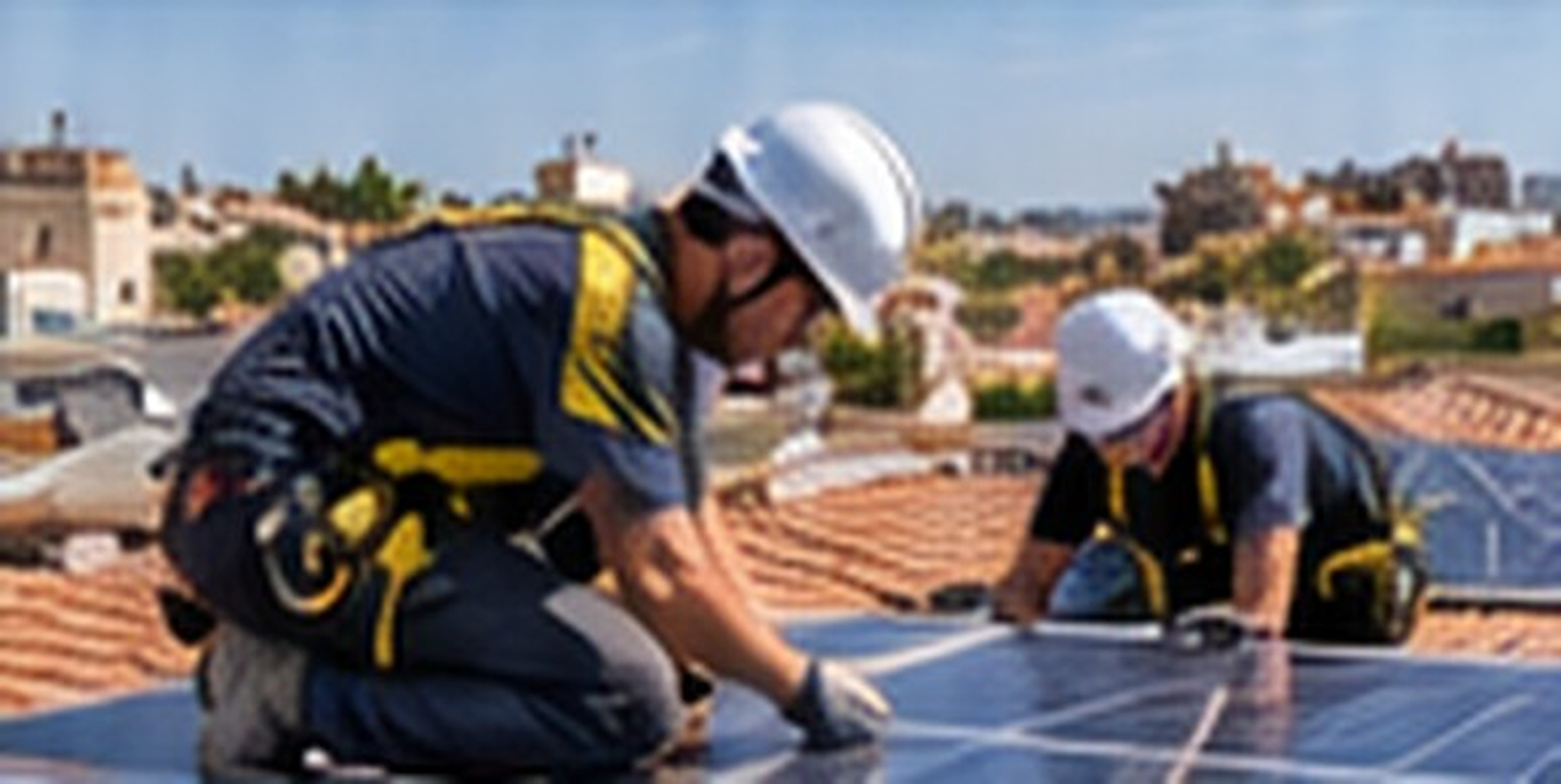 Técnicos instalando paneles